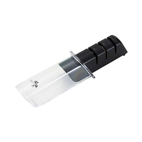 貝印 関孫六 ダイヤモンド＆セラミックシャープナー AP0308JANコード：4901601364118【商品詳細】簡易式のシャープナーは、角度を自分で調整する必要もなく、扱いが簡単なので日常使いには大変便利です。しかし、切れ味が落ちてしまった包丁の砥ぎや、本当の切れ味を求めようとすると、物足りないという意見の多いアイテムでもあります。そこで、そんな不満を解消すべくつくられたのが、こちらのダイヤモンドシャープナー!!性質の違う3種類の砥石が1本についており、これらを順番に使うことで、切れ味が落ちてしまった包丁の切れ味を簡単に蘇らせることができます。●—砥ぎの3STEPSTEP1.研削能力の高い粗目のダイヤモンド砥石を使用し、磨耗した刃先を削りとります。STEP2.セラミック砥石を使用し、刃先を薄くすることで、切れ味を向上させます。STEP3.仕上げに、細かいセラミック砥石を使用し、刃の先端を滑らかに整えます。また、パッケージには詳しい図解も表記されていますので、どなたでも簡単にお使いいただくことが出来ます。本体がスッポリ入るスライド式の透明カバーが付いているので、作業が終わった後は、砥いだときに出る細かい金属の粉がこぼれることがありません。※こちらの商品は両刃専用商品となります。≪スペック≫■サイズ詳細本体サイズ:141×51×55mm重量:96g ■材質本体/ABS樹脂(耐熱温度80度) 透明カバー/AS樹脂、ABS樹脂、エラストマー樹脂砥石/ダイヤモンド砥石、アランダム系セラミック砥石■生産国：日本【送料について】北海道、沖縄、離島は送料を頂きます。