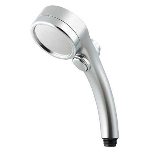 【用途】メッキ調シャワーヘッド。【機能・特徴】大型噴板からの微細な水流は勢いを損なうことなく肌を包み込みます。金属噴板を使用したやさしいシャワーです。ボタン操作でシャワー、一時止水の切り替えが出来ます。器具破損防止のため完全止水はしません。【仕様】●ねじ：G1/2オネジ。●アダプター付。●吐水穴外周：55mm。【材質】●ABS。●ステンレス。【商品サイズ】幅75×高さ250×奥行65mm　重量330g【送料について】北海道、沖縄、離島は送料を頂きます。