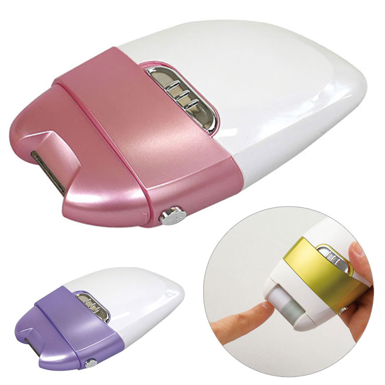 爪に押しあてるだけ！切らない電動爪削り！爪切りを使うのが難しい・怖い方も安心です。手や足の爪に押しあてるだけで爪を削ってくれます。又、爪磨き、角質落としにも使えます。「切る」のではなく「削る」から、仕上がりがキレイ！足の爪にもこんな方に：目が見えにくい方。爪切りを握る力のない方。爪が割れやすい方。ローラーの付け替えで角質ケア・爪磨きも！粗：爪の断面の仕上げに。細：表面の凹凸に。爪磨きローラーをセット。爪の表面を磨き艶を出すケア。角質落としローラーをセット。硬いかかとのケアもOK。6ヶ月間保証書付き■商品サイズ(約)幅13×奥行6×高さ2cm■素材本体：ABS、爪削り部：タングステン鋼、角質ローラー部：石英、爪磨きローラー部：EVA、収納袋：ポリエステル■重量重さ：(約)164g■生産国中国■特徴電源：単3形乾電池2本使用(別売)セット内容：本体、爪削りアタッチメント、収納袋、角質ローラー、爪磨きアタッチメント【代引きについて】こちらの商品は、代引きでの出荷は受け付けておりません。【送料について】北海道、沖縄、離島は送料を頂きます。