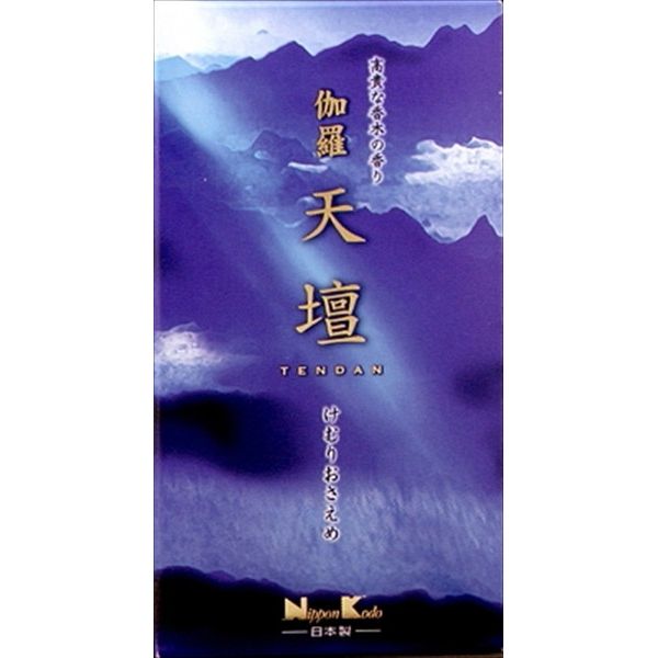 ■商品特徴「天壇」は自然しか生み出すことのできない格調高い香木の香りのお線香です。安土桃山文化の天正年間、その歴史を受け継ぐ日本香堂独自の調香技術と最新の創香を用い、厳選された香料をふんだんに用いた落ち着きのある香りを個性的で温もりのある逸品に仕上げました。古来より人が知り得る至高の香りとされる伽羅の高貴な香り。■素材・成分椨の樹皮粉・炭・沈香■個装サイズ85mm×34mm×156mm■本体重量175g【代引きについて】こちらの商品は、代引きでの出荷は受け付けておりません。【送料について】北海道、沖縄、離島は送料を頂きます。