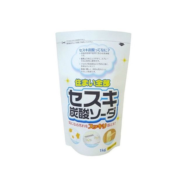 【商品詳細】界面活性剤不使用で安心な洗浄剤ですアルカリ性洗剤なので汚れに強く、手垢もすっきり環境にやさしく、手肌もあれにくく、やさしい洗剤です使用方法●お洗濯：水30Lあたり30g●レンジ周り・手垢のついた器具など：水500mlに5gをよく溶かし汚れにスプレーする●お洗濯に：水30Lに対して30g●レンジまわりに：水500mlに5gを溶かし、市販のスプレー容器にうつした後、汚れにスプレーしスポンジやブラシで磨いた後、拭き取ってください。●手垢のついた器具など：水500mlに5gを溶かし、市販のスプレー容器にうつした後、汚れにスプレーし布などで拭き取ってください注意事項●乳幼児の手の届く所に置かない●直射日光をさけ、高温多湿の場所におかない●用途外には使わない●使用後は手をよく水で洗い、クリームなどでお手入れを●荒れ性のかたや長時間使用する場合、または洗剤をブラシにつけて使用する時は炊事用手袋をつかう●目に入った時は、すぐに水で15分以上洗い流す。●誤って飲み込んだ時は、吐かずに口をすすぎ、水を飲む等の処置をする。異常が残る場合は、医師に相談する。●いずれも受診時は商品を持参する素材・成分セスキ炭酸ソーダパウチ：PE、PAスプーン：PP製造国：日本発売元、製造元、輸入元又は販売元ロケット石鹸【代引きについて】こちらの商品は、代引きでの出荷は受け付けておりません。【送料について】北海道、沖縄、離島は送料を頂きます。