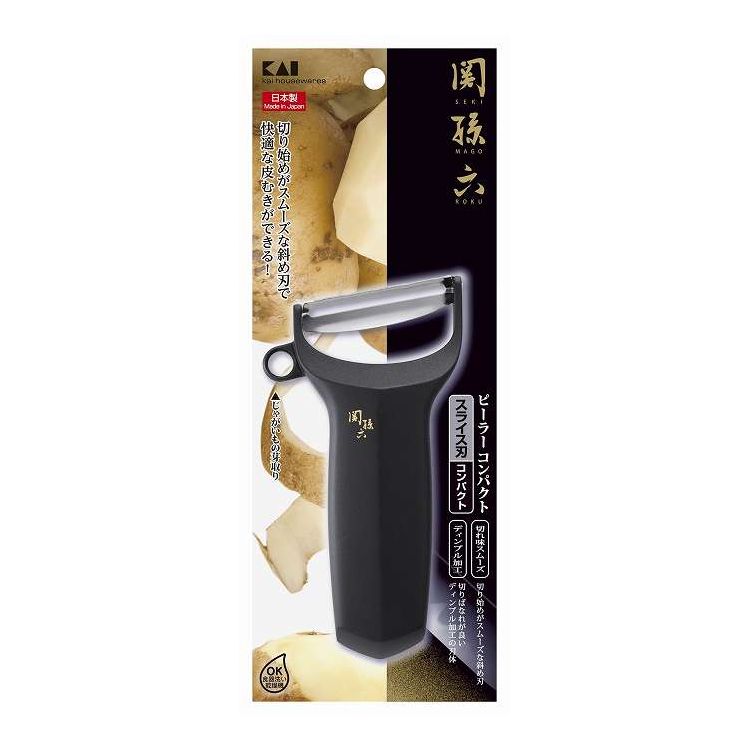 【商品詳細】●切れ味を追求したコンパクトサイズのピーラー。●刃体には、切れ味・その持続性に優れたハイカーボン材を採用。●切り始めがスムーズな斜め刃設定、切りばなれのよいディンプル加工により快適な皮むき作業が可能です。成分:●刃部:ステンレス刃物鋼●本体:ABS樹脂商品区分:日用雑貨品、他メーカー名:貝印生産国・加工国:日本内容量:1個【代引きについて】こちらの商品は、代引きでの出荷は受け付けておりません。【送料について】北海道、沖縄、離島は送料を頂きます。