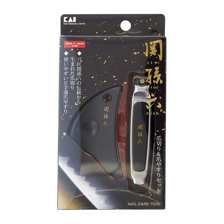 【商品詳細】刀匠関孫六の伝統から生まれたツメキリと、手に馴染み使いやすいU字溝のツメヤスリのセットです。成分:★ツメキリ刃部・・・ステンレス刃物鋼テコ・・・鉄(クロムメッキ仕上)ストッパー・・・ポリプロピレン(剤含有)プレート・・・ABS樹脂ヤスリ・・・ステンレススチール★ツメヤスリ本体・・・ABS樹脂(剤含有)ヤスリ・・・ステンレススチール商品区分:日用雑貨品、他メーカー名:貝印生産国・加工国:日本内容量:1個【代引きについて】こちらの商品は、代引きでの出荷は受け付けておりません。【送料について】北海道、沖縄、離島は送料を頂きます。