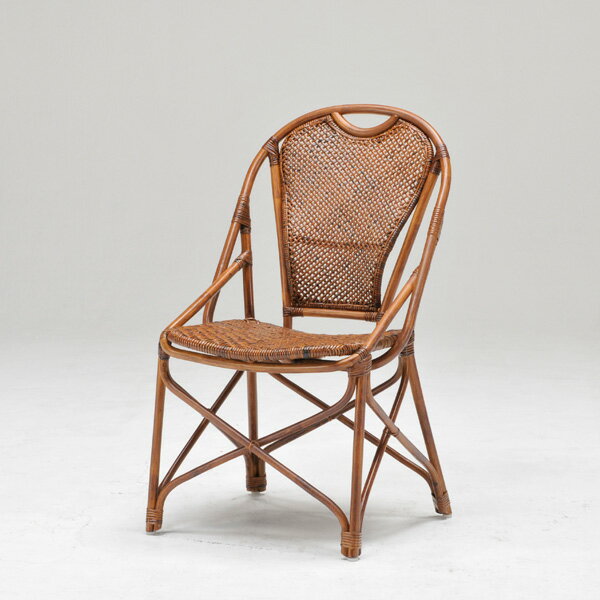 品種：ラタンチェア2脚セットサイズ：W500×D580×H880×SH420素材：籐(トヒチ材)籐ならではの曲線使いで見た目にも落ち着いた色目で仕上げました。2.7kgと通常のチェアの半分近くの重さで軽々と持ち運びができ、年配の方でも安心し...