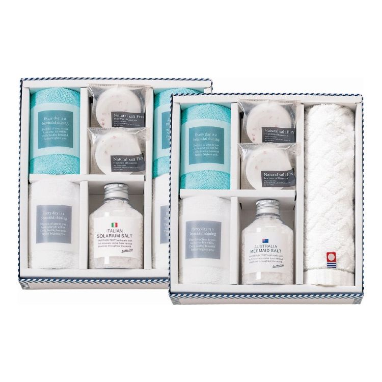 大自然の恵みをバスソルトにしてボトルに詰め込みました。ゆったりと旅行気分でバスタイムをお楽しみください。二段重ね【セット内容】バスソルト（イタリアン）海塩180g・バスソルト（オーストラリア）海塩175g・ソルト・フィズ40g×4・マイクロファイバークロス250×250mm×6・今治ウォッシュタオル280×300mm【商品サイズ】-【材質】マイクロファイバークロス：ポリエステル80%、ナイロン20%・タオル：綿100%商品重量：1100g箱サイズ：箱210×200×130mm備考※メーカー都合により、デザイン・内容等が変更になる場合がございます。【代引きについて】こちらの商品は、代引きでの出荷は受け付けておりません。【送料について】北海道、沖縄、離島は送料を頂きます。
