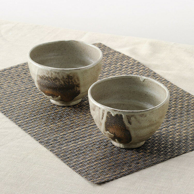 若手の手作り品。少し小ぶりの丼鉢。シックな色合いの中に土味豊かに作り上げました。炎が織りなす窯変で一つ一つ表情がことなるのが魅力です。陶器径12.5×8cm【代引きについて】こちらの商品は、代引きでの出荷は受け付けておりません。【送料について】北海道、沖縄、離島は送料を頂きます。