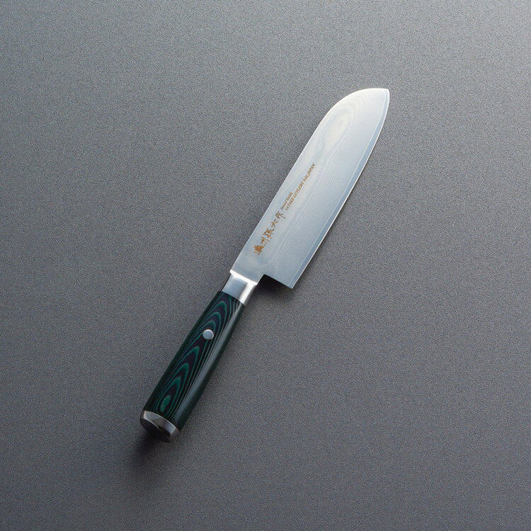 幾重にも折り重なる刃紋と鋭い切れ味。波模様に広がる波紋が美しい一品です。柄には握ったとき手に馴染みやすく、耐久性のある樹脂含有積層布板を使用しました。積層鍛接複合鋼材、柄:樹脂含有積層布板刃渡17cm【代引きについて】こちらの商品は、代引きでの出荷は受け付けておりません。【送料について】北海道、沖縄、離島は送料を頂きます。