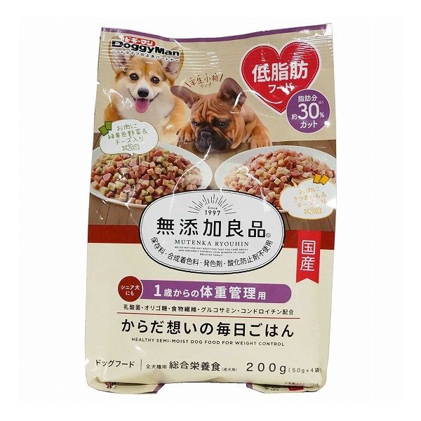 【取り寄せ品のご注意事項（ご注文前にご確認ください）】・本商品は原則注文後のキャンセルはお受けできません。・本商品と他商品で同梱注文をいただき、仮に他商品が完売等でご用意できない場合でも本商品は発送させていただきます。・本商品を複数（2点以上）注文いただき、完売等で注文数のご用意できない場合でもご用意できた数量は発送させていただきます。【商品説明】大好きなお肉の旨みたっぷり！半生小粒タイプ匂いと食感で肉の旨みをより感じられる、嗜好性が高い半生タイプの総合栄養食です。栄養バランスに優れたおいしいごはんで、愛犬の健康維持をサポートします。愛犬の肥満が気になるオーナー様へ向け、脂肪分を約30％*カットした低脂肪タイプ。抗酸化成分(ビタミンE)も配合しているので、シニア犬の健康維持にもおすすめです。(*「からだ想いの毎日ごはん 子犬〜成犬用」に比べて)・よくばり満足！2つの味が楽しめる。・小さなおくちの超小型犬・小型犬も食べやすい小粒タイプ・お腹の健康維持に、乳酸菌・オリゴ糖・食物繊維を配合・関節の健康維持に、グルコサミン・コンドロイチンを配合・いつもフレッシュな味わいが楽しめる、食べきり小分けパック・嗜好性が高く、ドライフードのトッピングとしても使える・保存料、合成着色料、発色剤、酸化防止剤不使用●原材料(成分)肉類(鶏ササミ、鶏肉、牛肉)、穀類(小麦粉、グルテン)、脱脂大豆、でん粉類、糖類(オリゴ糖を含む)、油脂類、チーズ、ゼラチン、野菜類(ほうれん草、さつまいも、にんじん)、食物繊維(ポリデキストロース)、魚軟骨抽出物(コンドロイチン含有)、乳酸菌、グリセリン、ミネラル類(カルシウム、リン、カリウム、ナトリウム、塩素、マグネシウム、鉄、銅、マンガン、亜鉛、ヨウ素、セレン)、pH調整剤、ソルビトール、ビタミン類(A、B1、B2、B6、B12、C、D、E、パントテン酸、ナイアシン、葉酸、コリン)、増粘多糖類、膨張剤、リン酸塩(Na)、着色料(コチニール、クチナシ、ベニバナ)、グルコサミン●賞味／使用期限(未開封)12ヶ月※仕入れ元の規定により半年以上期限の残った商品のみ出荷致します●保存方法別途パッケージに記載●原産国または製造地日本●メーカー名ドギーマンハヤシ 株式会社【送料について】北海道、沖縄、離島は送料を頂きます。