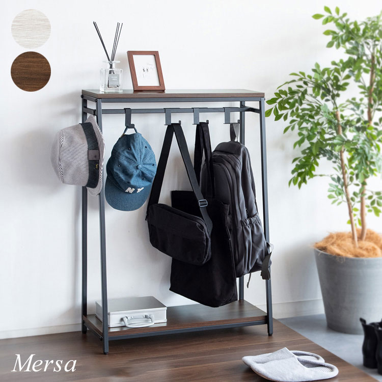玄関や廊下の空いたスペースにカバンをまとめて置けるバッグラック『Mersa（メルサ）』。カバンのデザインで掛ける向きが選べる2種類のフックが各5本、計10本付属。上下にある木製棚に小物も置けます。ランドセルも掛けられるので、お子さまにもオススメ。商品名:バッグラック Mersa（メルサ）サイズ:幅60×奥行き25×高さ85cm材質:PVC貼りMDF、スチール（粉体塗装）耐荷重:バー全体/5kg、上棚/5kg、下棚10kg備考:フック10本付き、組立式（約20分）【商品変更日】2026年10月1日【変更箇所】ダークブラウンの色味を変更【代引きについて】こちらの商品は、代引きでの出荷は受け付けておりません。【送料について】北海道、沖縄、離島は送料を頂きます。