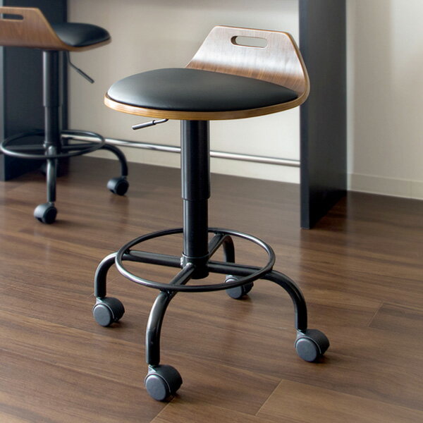 【内容】長時間の立ち仕事になる、キッチンでのお料理は、足や腰が疲れがち。そんなときサッと座れるカウンターチェア『Cuenca（クエンカ）』があれば毎日のお料理も快適！高級感のある天然木突板の曲げ木と、ブラックのレザー座面の組み合わせがインテ...