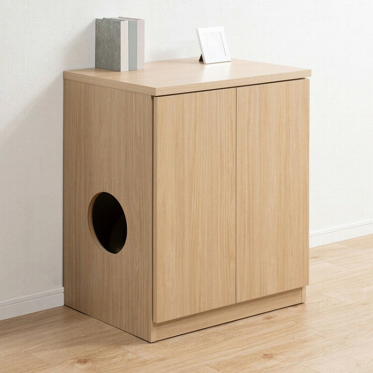 ■商品について匂い軽減！棚板に竹炭シートを使用！【NEKO暮らし】大人気シリーズから猫トイレ収納キャビネットが新登場！猫のトイレ空間を、生活空間に自然に馴染むデザインに。猫と人、どちらにとっても心地よい暮らしを叶える為に生まれた、インテリアに馴染む猫トイレ収納キャビネットです。インテリアに馴染むデザインで、トイレを隠し猫砂の飛び散りも防ぎます。隠すことでトイレが目立たなくなり、部屋全体のデザインや雰囲気を損なわずに済みます。こちらのキャビネットを使用すればインテリアの一部として溶け込みます。■商品の仕様天板・前板:強化プリント紙化粧繊維板、その他プリント紙化粧繊維板■商品サイズ本体:(約)幅70×奥行46.5×高さ80cm■扉内寸(約)幅65.5(蝶番除く62.5)×奥行42.5(可動棚板40.5)×高さ68(マグネット除く66.5)cm■棚板可動式1枚(6cmピッチ・3段階)■耐荷重量天板:(約)20kg、棚板:(約)5kg■商品重量(約)19kg■日本製■完成品【代引きについて】こちらの商品は、代引きでの出荷は受け付けておりません。【送料について】北海道、東北、沖縄、離島は送料を頂きます。LINKホワイトウォッシュマリンナチュラル