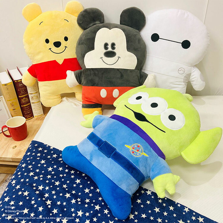 ■商品説明じーっと見つめてくる姿がたまらなく可愛い抱き枕。抱きしめやすいフラットなまくら、ふらぴろ。枕にも背当てにも使えるサイズ。なめらかなマイクロファイバー採用で、マシュマロみたいなやわらかタッチ。ご自宅・車内・オフィスの癒しアイテム、お部屋のマスコットに。お誕生日やクリスマスのプレゼントにも。■サイズベイマックス 約40×35cmプー 約45×35cmグリーンメン 約46×40cmミッキー 約50×35cm■材質ポリエステル■生産国中国日本正規ライセンス商品【代引きについて】こちらの商品は、代引きでの出荷は受け付けておりません。【送料について】北海道、沖縄、離島は送料を頂きます。ふらぴろディズニーサンリオ