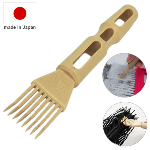【商品説明】◆浅草の老舗ブラシ専門メーカーが作るこだわりのブラシクリーナーです。◆掃除機のヘッド部分に髪の毛が絡み付いてローラー部分がうまく回転しない・・・というお悩みのある方に！◆てこの原理で掃除機やほうきに絡み付いた髪の毛・糸くず・ホコリを簡単キレイに取り除きます。◆掃除機やほうきの毛束の間にクリーナーが入り込んで、ブラシの中の髪の毛や糸くず・ホコリをかき出します。◆先端部分が細く尖っているので、奥のスキマに絡み付いた汚れも取ることができます。【商品情報】■サイズ幅2.2×奥行1.5×高さ11.2cm■材質ポリアセタール■生産国日本【送料について】北海道、沖縄、離島は送料を頂きます。LINK毛並みも整えられる元祖毛玉取りブラシカシミヤ用洋服ブラシ「匠」白馬毛の洋服ブラシ靴のお手入れブラシしみ抜き・洗濯ブラシブラシ屋さんが作ったブラシクリーナー