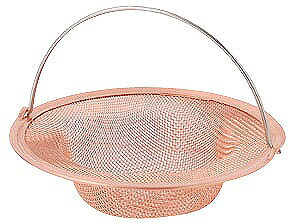 【商品詳細】いやな悪臭、ヌメリ、汚れをシャットアウト、いつも清潔です。ハンドル付で取り出しが簡単です。目詰まりも少なくていつまでも清潔です。悪臭、ぬめりをシャットアウト。サイズ（約）：直径113mm×高さ38mm重量：42g取り付け場所：シンク用（口径75〜85mm）ハンドル付注意：銅特有の緑青を発生いたしますが、表面を傷つけないようにやわらかいスポンジ等で洗浄してください。銅の性質上、使用中に変色等が生じますが、人体には無害です。ねめり取り等の薬品は使用しないでください。銅日本製【送料について】北海道、沖縄、離島は送料を頂きます。