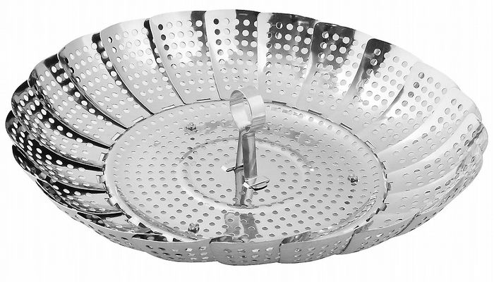 【商品詳細】お鍋が蒸し器に早変わり。17．5cm〜27cmまで伸縮。用途：蒸し器伸縮サイズ：17．5〜27cm直火置き不可電子レンジ・オーブン使用不可使用方法：1蒸し器の底部分にかからない程度に水を鍋に入れます。2鍋のサイズに合わせて蒸し器を広げ、鍋底に置きます。3食材を蒸し器の上に置き、鍋の蓋をして火にかけて蒸します。お断り：製品表面に細かなキズがありますが、穴を開けた際の鋭利な部分を取り除くための加工痕で、安全面に考慮したものです。ご了承ください。注意：本来の用途以外には使用しないでください。直火置きしないでください。また電子レンジ・オーブンでは絶対に使用しないでください。ご使用前・ご使用後は食器用洗剤をスポンジにつけてよく洗い、水気をよくふき取ってから使用または保管してください。水気や汚れが付着したままや、異種金属と接触させたまま放置しないでください。また湿気の多い場所での保管はやめてください。サビの発生の原因となります。ステンレス鋼日本製【送料について】北海道、沖縄、離島は送料を頂きます。