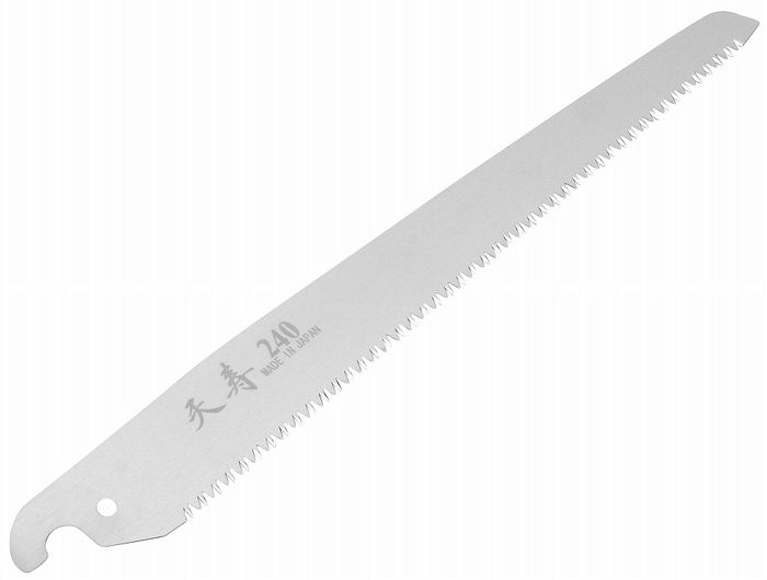 【商品詳細】天寿替刃は天寿シリーズに全て共通してご使用いただけます。天寿替刃は折込み・鞘入り共通で使用できます。天寿の刃は目が小さく、9目に1目、たて目が入っておりますのでくずはけが良く、生木の切り落としが素早くできます。鋸身が0．6mmと薄く、切れが良いので切り口も美しく、従来の剪定鋸より少ない力で作業を行うことができます。衝撃焼入れを施した刃先は耐久性に優れています。適度に腰のあるしなたかな鋸刃は、折れにくく抜群の使い心地です。替刃式なので経済的です。サビにくいニッケルリンメッキを施してあります。庭木全般・果樹全般（りんご・梨等）の生木の剪定にはバツグンの切れ味です。用途：天寿シリーズ替刃、果樹・山林・庭木などの剪定専用刃渡り：240mm板厚：0.6mmピッチ：2.4mm切り幅：0.76mm刃先：衝撃焼入れ刃加工：ニッケルリンメッキ入数：1枚日本製【送料について】北海道、沖縄、離島は送料を頂きます。