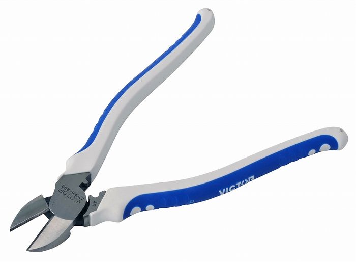 【商品詳細】鋼線、ピアノ線用の強力刃仕様。理想的な刃角度でシャープな切れ味。職人から生まれた究極のプロ用工具。偏心機構採用による軽い切れ味。通常商品より薄型で超軽量。発泡性エラストマ（エアークッション）使用で手への疲れが今までの半分。※生産1ヶ月以内の樹脂使用。グリップが柔らかいので手に吸付くようなフィット感が得られます。人間工学に基づいたグリップ形状で握りやすい。耐薬品性に優れている。（当社比）従来商品に対し耐電性に優れている。（当社比）焼却や加熱時にダイオキシンが発生しないので環境に優しい。独自開発の刃形状ですので、切れ味、耐久性に優れています。用途：電気工事などの切断作業、自動車整備、バネ工場、建築現場での番線切断、空調設備作業等サイズ：200mm　全長：212mm　製品重量：300g耐電性能硬度（刃部）：HRC58〜61切断能力/ピアノ線：直径2.5mm 鉄線：直径4.0mm　銅線：直径5.0mm　VA線：1.6×4芯・2.0×4芯、2.0×3芯各線径の表記まで切断可能　銅管フレア：2分、3分潰し切り　ブーツバンド：鉄、ステンレス樹脂製薬品適応：シンナー◎・ガソリン○・オイル△・アセトン○　※長時間つけたままは、さけてください。簡易圧着付・強力刃形状・切断面セミフラッシュ発泡性エラストマグリップ仕様注意：この商品は、絶縁工具ではありませんので、活線は切らないでください。クロームバナジュウム鋼（熱処理：無酸化焼入/刃部高周波焼入日本製【送料について】北海道、沖縄、離島は送料を頂きます。