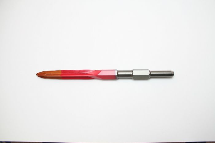 【商品詳細】刃先が磨耗しても常にエッジが残っている為、再鍛造しなくても高い破砕力が維持できます。オフセット砥石を付けたディスクグラインダーで2〜3分研磨すると新品同様に甦ります。エッジの長さが12センチで従来品の約3．5倍ありますので長時間使用できます。エッジ断面がプラス（十字）形状で破砕物への食いつき・食い込みが良く、従来品に比べ仕事が増し作業効率が良く仕事も楽です。先端部（金色）は特殊合金工具鋼を摩擦圧接により接合してありますので、非常に優れた耐久力と強度を持っております。（注意）焼入れは必ず油焼で行ってください。サイズ：17H×450mm適合機種例：マキタ8500N・8800N、日立PH−40F、PR−38E、リョービCH−465・ED−383Nエッジ長さ：12cm特殊合金工具鋼日本製【送料について】北海道、沖縄、離島は送料を頂きます。