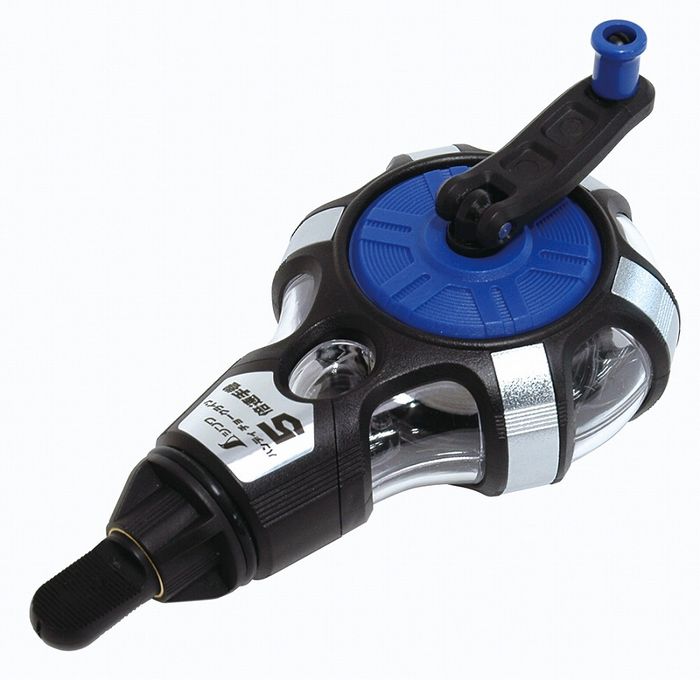 【商品詳細】ダンゼン速い！巻取速度5倍　バツグンの粉付！粉付3倍各種材料の墨つけに使用するチョークライン従来の5倍速で巻き取れるので作業がスピーディーです。粉付バツグンの特殊合成織糸を採用しています。チョーク粉が注ぎやすい大きなタンク口です。粉残量が一目でわかるクリアボディです。邪魔にならない、折りたたみ式のハンドルです。糸の太さ：φ1mm糸の長さ：20m注意:カルコの針は鋭利で危険です。取り扱いには十分注意してください。本体：ABS樹脂 / ポリカーボネート樹脂 / カルコ：ABS樹脂 / 針：バネ鋼 / 糸：ポリエステル / 糸出口リング：真ちゅう【送料について】北海道、沖縄、離島は送料を頂きます。