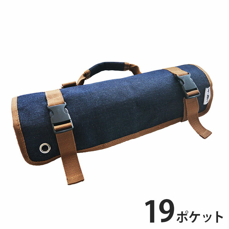 商品情報●本体：デニム、ポリウレタン　内側：600Dポリエステル、ポリウレタン　持ち手・ベルト部：ナイロン　Dフック：鉄（ニッケルメッキ）●ドリルビットなどを収納・持ち運びする際にご利用いただくドリルロールバッグです。ノミ巻きの特長を生かしたロール式により、コンパクトで持ち運びも便利です。●19ポケットあり1本ずつ収納できるので、もらいサビをしにくくなります。●刃先保護カバーがあるので、安全・安心です。●ハトメがついているので、壁にかけての使用が可能です。●Dフックがついているので丸めたまま引っ掛けられます。●布製なので火気に近づけないでください。●摩擦などにより色落ちするおそれがあります。●濡れた状態で他のものに接触させて放置すると色移りする場合があります。仕様●用途：ドリルビットなどを収納・持ち運びする際に●サイズ（約）：D390×W135×H100mm（運搬・保存時）●重量（約）：388g●開口サイズ（約）：D380×W660mm●ポケットのサイズ・個数（幅×個数）：70mm×2個、60mm×2個、50mm×3個、30mm×8個、25mm×4個●仕様：Dリング×1個、持ち手、ハトメ×2箇所【送料について】北海道、沖縄、離島は送料を頂きます。ドリルロールバッグミニ ブルー 15ポケットミニ ブラック 15ポケットネイビー 19ポケット