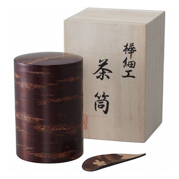 【商品特徴】商品サイズ：現品(茶筒)約8φ×12cm・(茶箕)約9×3×0.7cm商品材料：茶筒/桜皮・天然木(沢胡桃)・天然木(ラバーウッド材)、茶箕/桜皮・天然木(沢胡桃)商品内容：茶筒・茶箕各1●商品の性質上、色彩・柄・形状等が多少異なる場合がございます。商品詳細：使い込むほどに美しさが増します自然な木目の美しさ、樹皮特有の光沢、渋い色合い……。樺細工は他に類を見ない古くから伝わる工芸品として使用されています。その代表的な品が、茶筒です。原産国：JPN：日本加工地：JPN：日本宅配冷蔵区分：常温組立区分：完成品※メーカーの都合によりパッケージ、内容等が変更される場合がございます。当店はメーカーコード(JANコード)で管理をしている為それに伴う返品、返金等の対応は受け付けておりませんのでご了承の上お買い求めください。【代引きについて】こちらの商品は、代引きでの出荷は受け付けておりません。【送料について】北海道、沖縄、離島は送料を頂きます。