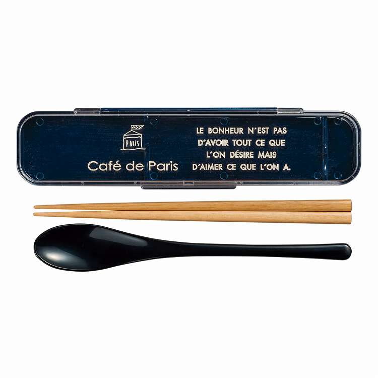 【商品説明】トリコロールカラーがかわいいカトラリーセットです。Cafe de Parisシリーズのランチボックスと一緒に使うと、統一感が出てオシャレです。【商品情報】■サイズ約 幅19.5×奥行4.2×高さ1.8（cm） スプーン・箸：18...