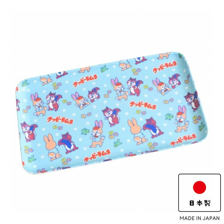 【商品説明】かわいいクッピーラムネのデザインが目を惹く布貼りカフェトレイです。プリント布地を使用し、表面はコーティング加工で水洗いも可能です。食卓での配膳用トレイとして、ティータイムやカフェ風の演出にぴったりなサイズ感です。同シリーズで重ねてすっきり収納でき、使わないときも場所を取らず便利です。裏面には「クッピーラムネ」のロゴ入りです。自分用にはもちろん、プレゼントにもおすすめです。【商品情報】■サイズ約 幅21.5×奥行12.5×高さ1.3（cm）■材質不飽和ポリエステル樹脂■生産国日本■セット内容1枚■備考食器洗い乾燥機：使用不可　電子レンジ：使用不可　※ラムネは使用イメージで商品には付属していません【代引きについて】こちらの商品は、代引きでの出荷は受け付けておりません。【送料について】北海道、沖縄、離島は送料を頂きます。BILANC クッピーラムネ AコースターアクセサリートレイカフェトレイランチョンマットBILANC クッピーラムネ Bコースターアクセサリートレイカフェトレイランチョンマット