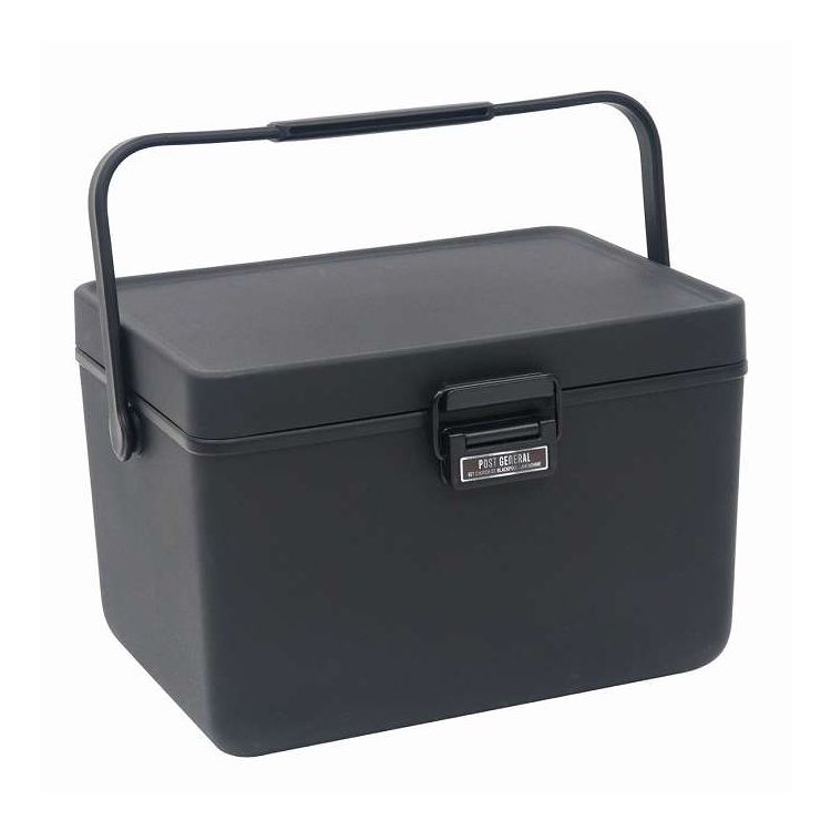 【商品説明】500ml缶が12本入る12Lのクーラーボックスです。マットな質感と無骨なブラックがUKヴィンテージを彷彿とさせるデザインです。別売りのコールドアイスブリックと合わせてより快適にお使いいただけます。保温・保冷どちらもOKです。【商品情報】■サイズ約幅35.6×奥行25.2×高さ23.2（cm）重量：約1650g■材質ポリプロピレン、ポリウレタン■容量約12L■生産国中国製■セット内容1個付属品：仕切り板【代引きについて】こちらの商品は、代引きでの出荷は受け付けておりません。【送料について】北海道、沖縄、離島は送料を頂きます。