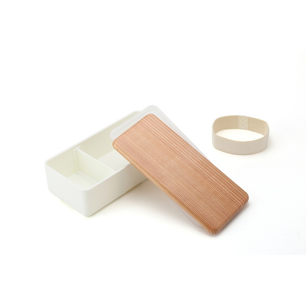 【商品説明】木と樹脂の「いいとこ取り」なお弁当箱コンパクトに持ち運びに便利な500mlサイズ古代杉の蓋で香りを楽しみ、調湿効果で冷めてもご飯が美味しい仕切りの位置を変えて盛り付け自由汁漏れを防ぐ中蓋の中央に「ありがとう」【商品情報】■サイズ約 幅17.9×奥行8.5×高さ6.4（cm） 本体の深さ：約 4.4（cm）■材質本体、仕切り：ポリプロピレン 木製蓋：天然木（土佐古代杉） 中蓋：SEBS樹脂熱可塑性エラストマー ゴムバンド：レーヨン、ポリエステル、ラバー■容量約 500ml■生産国日本製■セット内容1個 （本体、仕切り、ゴムバンド）■注意事項※天然木を使用しているため1つ1つ木目や色合いが異なります。■備考食器洗い乾燥機：使用可能 電子レンジ：使用可能 【耐熱温度】 本体、仕切り：140度 中蓋：120度 【耐冷温度】 本体、仕切り：-20度 中蓋：-60度【代引きについて】こちらの商品は、代引きでの出荷は受け付けておりません。【送料について】北海道、沖縄、離島は送料を頂きます。