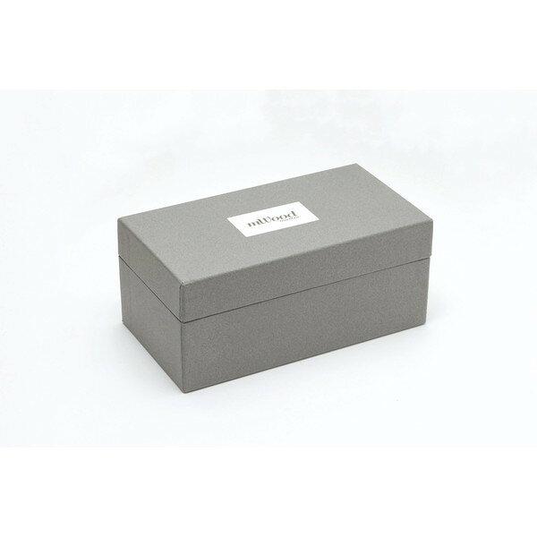 【商品説明】杉の美しさと機能性を備えたお弁当箱「mWood（ムード）」です。保冷剤と一体型の蓋は冷凍庫で凍らせて使い、ご飯を適度に冷やしてくれます。樹齢100年以上の土佐古代杉は丈夫で湿度調整機能やほのかな香りが楽しめます。汁漏れしにくく、密閉性の高い中蓋を使っています。染みになりにくいプレポリマー加工が施されています。特別感がある専用の箱入りで、大切な方への贈り物にもおすすめです。【商品情報】■サイズ約 幅17.8×奥行8.6×高さ6（cm）■材質本体・木製蓋・仕切り：木 中蓋：SEBS樹脂 ゴムバンド：レーヨン・ポリエステル・ラバー 保冷蓋：ABS樹脂■生産国日本製■セット内容1個 （本体・仕切り・保冷蓋・ゴムバンド）■備考パーツ別耐熱温度：保冷蓋：60度、中蓋：120度 パーツ別耐冷温度：保冷蓋：-20度、中蓋：-60度【代引きについて】こちらの商品は、代引きでの出荷は受け付けておりません。【送料について】北海道、沖縄、離島は送料を頂きます。