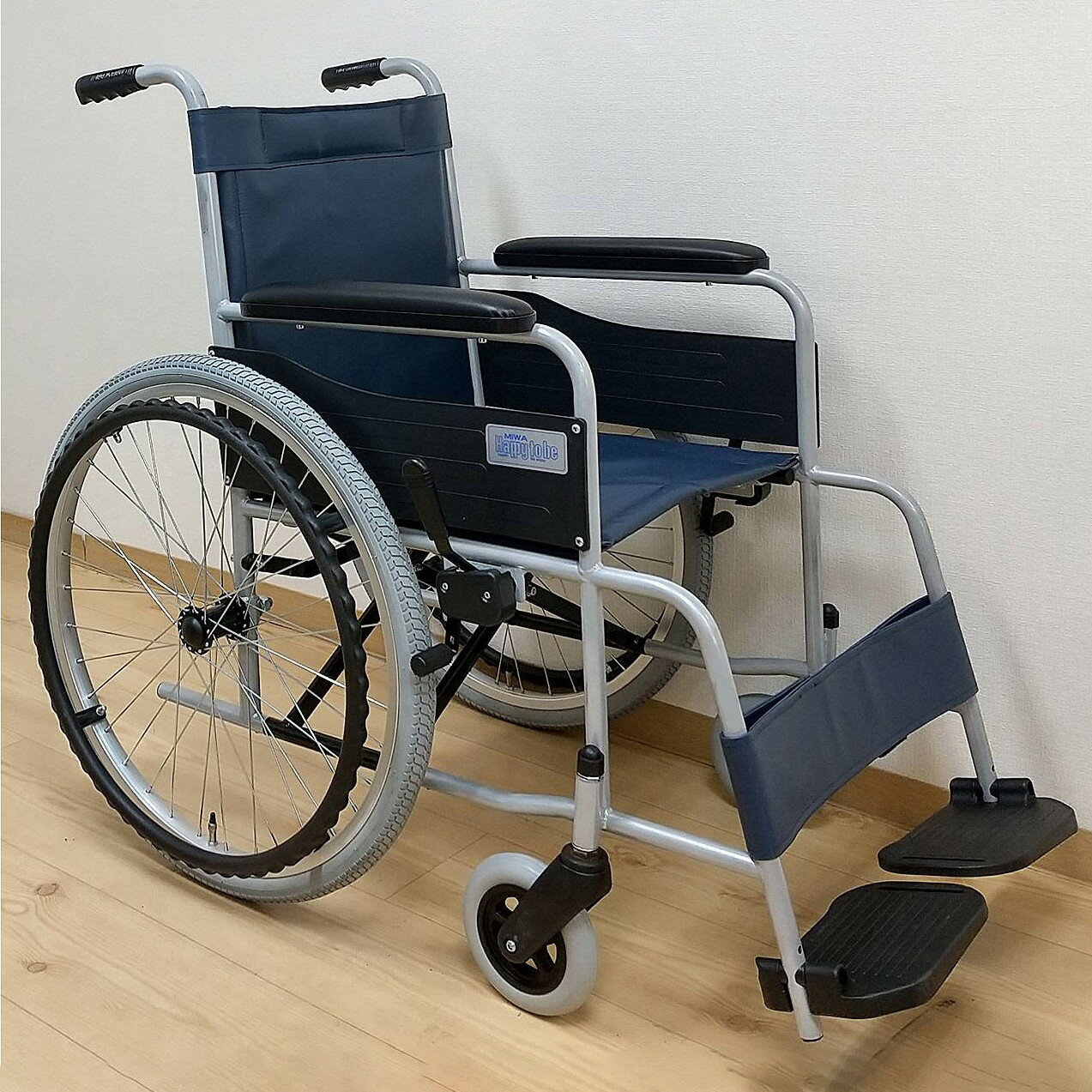 美和商事 自走式標準形車いす スタンダード(スチール)エアータイヤ/レザーネイビーブルー/-(代引不可)【送料無料】