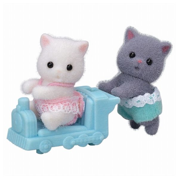 【商品特長】ペルシャネコのふたごちゃん（おすわり、はいはい）のお人形と、手押しぐるまのセットです。お人形の頭は動かすことができます。手押しぐるまにはペルシャネコのふたごちゃん（おすわり、はいはい）のどちらか1体を乗せることができます。ふさふさな毛が特徴のペルシャネコのふたごちゃんです。おすわりしているのは女の子。建物や家具にある彫刻のでこぼこが好きでよくなぞっています。はいはいしているのは男の子。のりものが好きで手押しぐるまにだれでものせたがります。別売りの「ペルシャネコのお父さん」「ペルシャネコのお母さん」「ペルシャネコの女の子（ホワイト）」「ペルシャネコの女の子（グレー）」「ペルシャネコの赤ちゃん」「ペルシャネコのみつごちゃん」と一緒に遊ぶと、家族10にんがそろい、より楽しく遊べます。また、別売りのお家や家具と一緒に遊ぶとごっこ遊びが楽しめます。【仕様】【対象年齢】3歳【安全基準】ST【生産国】中国【主な材質】PVC、TPE、PS、ナイロン、ポリエステル【電池使用/不使用】不使用【電池付属/別売】【電池種類】【コピーライト】（C) TOMY【送料について】北海道、沖縄、離島は送料を頂きます。