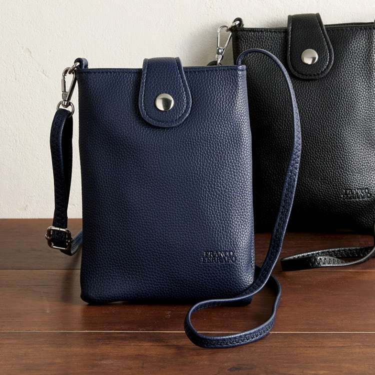 【商品詳細】必要最低限のものが入れられるスマホポシェットです。裏についているポケットで収納力もあり、近場のお出掛けや旅行にぴったりです。マグネット開閉式。外オープンポケット×1室。ショルダーストラップ着脱不可（長さ調整可）。材質:表面:合成皮革、裏地:ポリエステル生産国:中国【代引きについて】こちらの商品は、代引きでの出荷は受け付けておりません。【送料について】北海道、沖縄、離島は送料を頂きます。