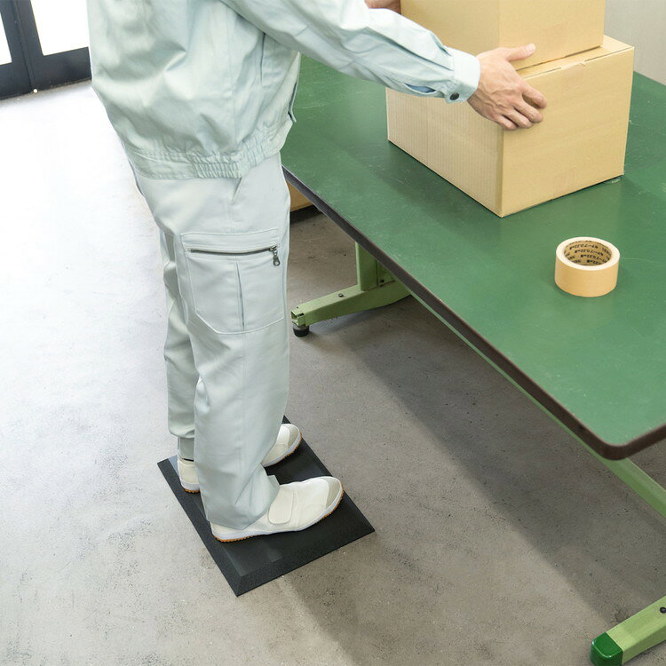 サンワサプライ 【メーカー直送】 疲労軽減マット 疲労軽減 クッション性マット 昇降デスク 立ち仕事 ニトリルゴム つまずき防止 ブラック 黒 耐水 耐油 引き裂き強度 SNC-MAT10(代引不可)【送料無料】 [2]