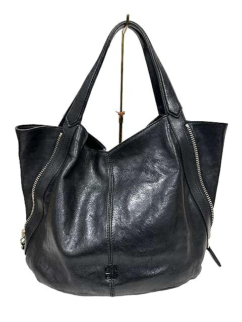 【ブランド/メーカー】GIVENCHY ジバンシィ 【カテゴリ】バッグ 【色】ブラック 【素材】羊革 【サイズ詳細】 　　縦:約30cm 横:約40cm マチ:約19cm 　　持ち手:約42cm、ショルダー最大約:-cm 【状態】USED 【コメント】 　　こちらは中古品です。 　　角擦れあり。全体的に使用感があります。 　　持ち手にコバ割れ、剥げあり。 　　金具に細かい傷あり。 　　レザー内側、外側にスレ、傷あり。 　　 　　※商品写真はできる限り実物の色に近づけるようにしていますが、お使いのモニター設定、お部屋の照明等により、実際の商品と色味が異なる場合がございます。 あらかじめご了承下さい。 ☆商品の在庫について☆　 掲載商品は複数店舗で同時出品中です。 ご注文を頂いた時点で在庫がない場合がございます。 万が一欠品の場合はご了承ください。2100300503121