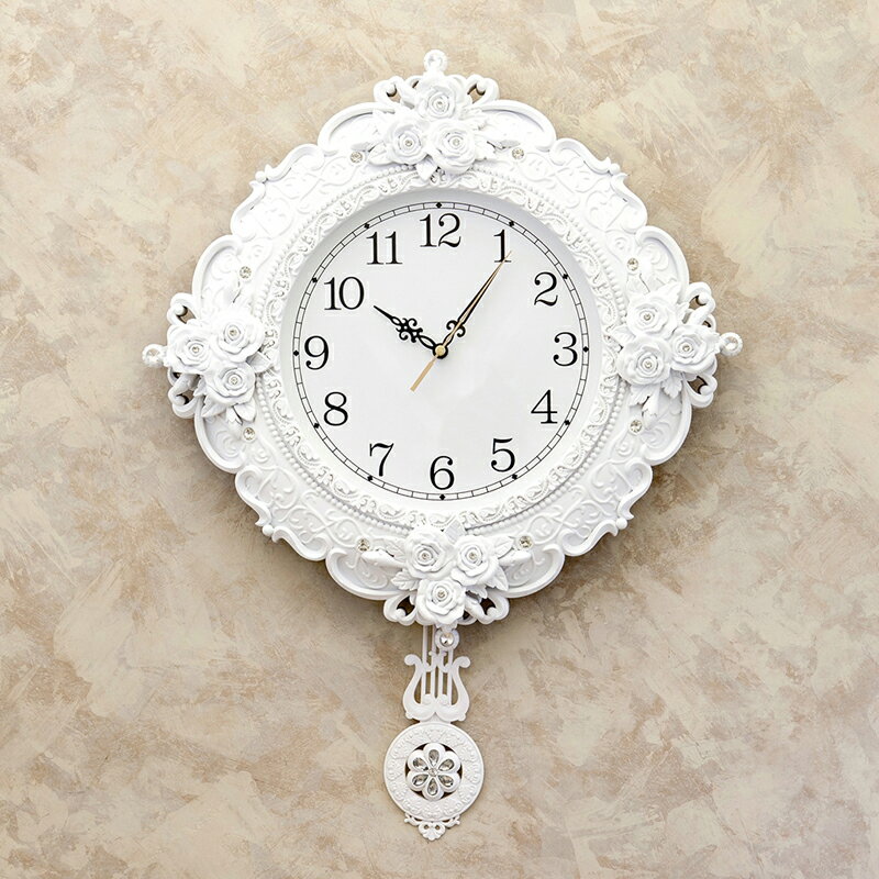 ゴージャスなビクトリアン調の振り子時計。 上品さと重厚感が漂うエレガントなデザインが特徴です。 無音秒針仕様なので、贈り物やお祝いの品としても人気のシリーズです。 ビクトリアンパレス ウォールクロック サンタマリア 商品説明サイズ(約)幅4...