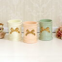 フレンチリボン ペンスタンドペンホルダー ホワイト ピンク グリーン リボン ディスプレイ インテリア ギフト プレゼント ペン立て おしゃれ かわいい 卓上 ...