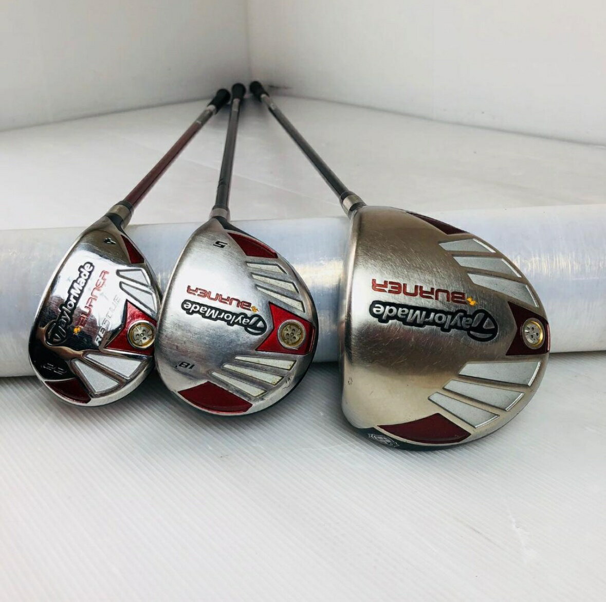 【中古】豪華 14本 TaylorMade テーラーメイド メンズ ゴルフセット クラブ セット 初心者 入門 バッグ付き フルセット 右利き パター付 安価