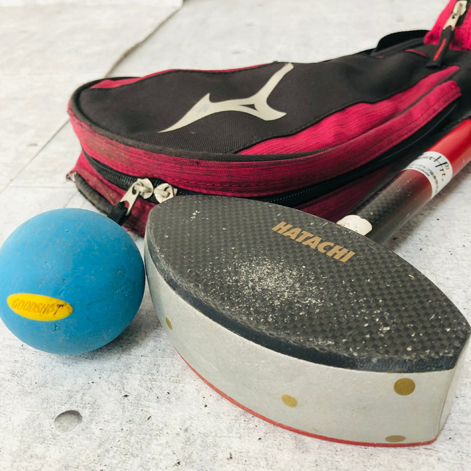 ●商品 HATACHI ハタチ デュアルフェイスクラブ グランドマスター 両面打ち 左右兼用 赤 黒 レッド ブラック 総重量：610g 長さ：33インチ ●付属品 ボール クラブケース ※画像にある物が全てです。 ●状態 ボールに名前の後が残っている箇所がございます。 通常使用に伴うスレ傷はございます。使用感はございますが、まだまだお使いいただけます。 グリップもそのままお使いいただけますが気になるようでしたら交換してお使いください。 簡易クリーニング済み ※あくまでUsed品になりますので細かな傷、汚れはございます。画像にてご確認ください。 ★確認必須事項★ ※商品状態の感じ方には個人差がありますので、“中古品”という事をご理解いただき、神経質な方のご購入はご遠慮ください。 ※基本発送日は月、水、金曜日になります。 祝日等でイレギュラーが発生することもございます。