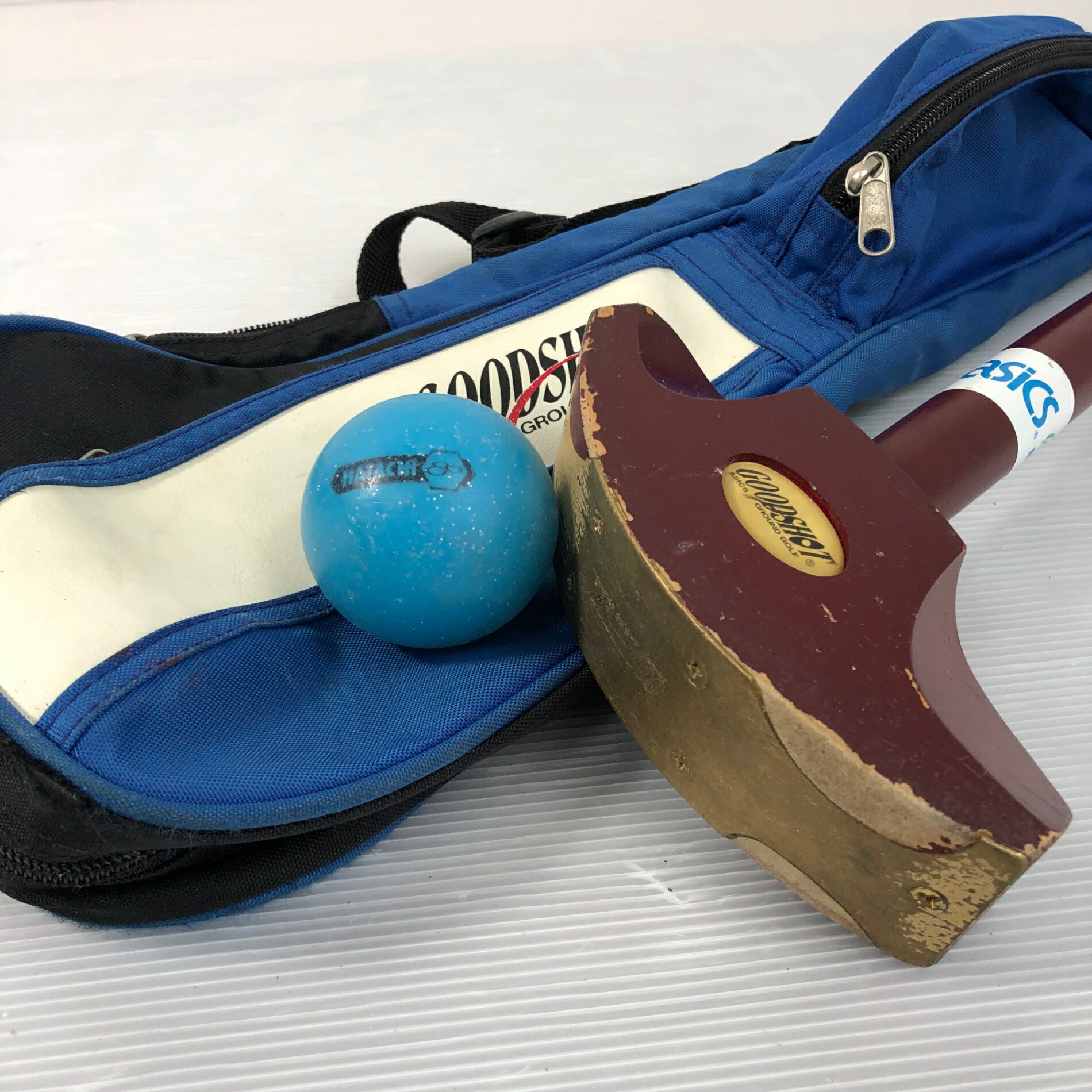 ●商品 asics アシックス GOODSHOT グッドショット WEIGHT BALANCE MODEL II ウェイトバランスモデル グラウンドゴルフ クラブ 日本グラウンドゴルフ協会 ソフトケース ボール1個付属 総重量:650g 長さ:32.5インチ ※画像にある物が全てです。 ●状態 ソフトケースに汚れ箇所ございます。 通常使用に伴うスレ傷はございますが、まだまだお使いいただけます。 グリップもそのままお使いいただけますが気になるようでしたら交換してお使いください。 簡易クリーニング済み ※あくまでUsed品になりますので細かな傷、汚れはございます。画像にてご確認ください。 ★確認必須事項★ ※商品状態の感じ方には個人差がありますので、“中古品”という事をご理解いただき、神経質な方のご購入はご遠慮ください。 ※基本発送日は月、水、金曜日になります。 祝日等でイレギュラーが発生することもございます。 管理番号-2