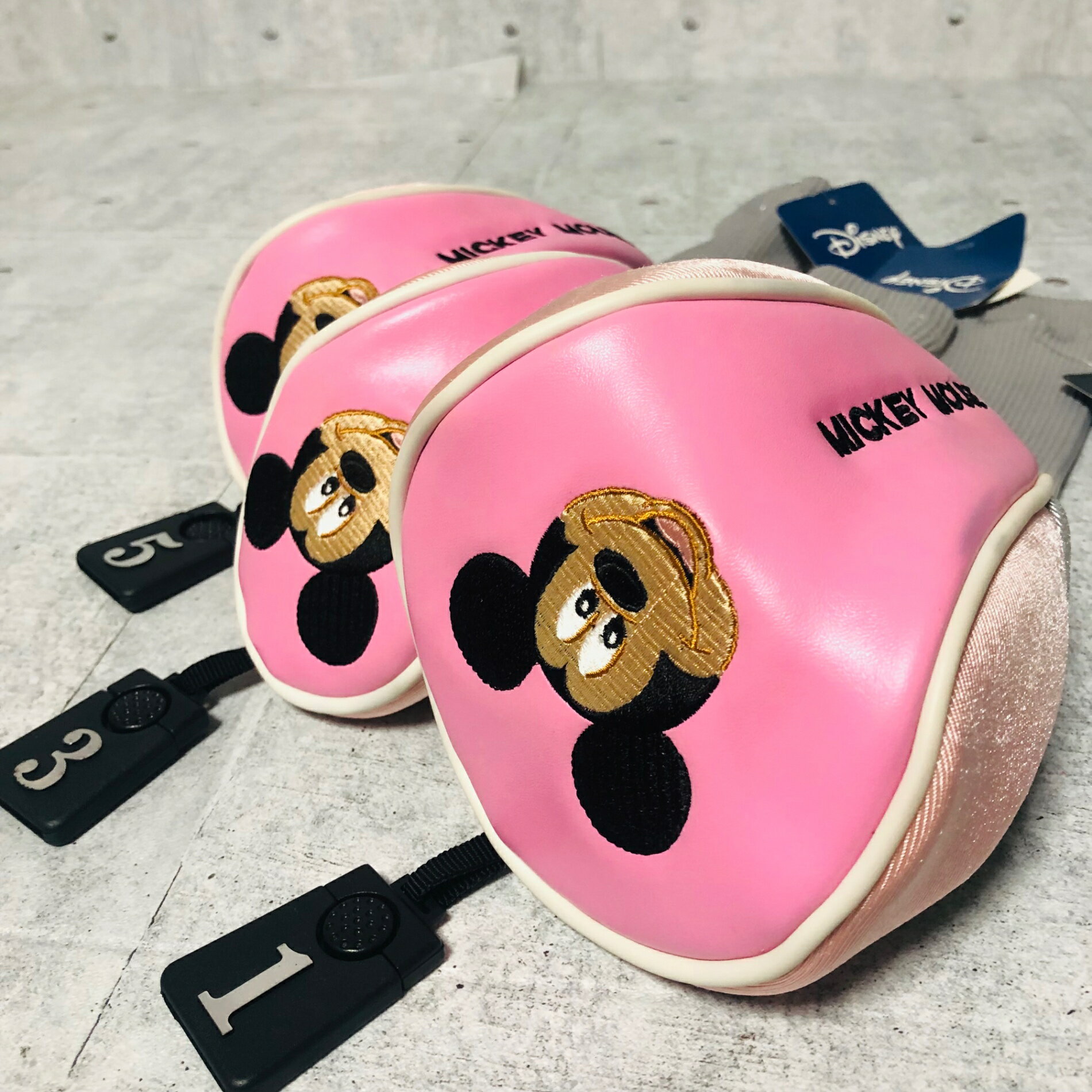 ●商品 Disney ディズニー MICKEY MOUSE ミッキーマウス ヘッドカバー 1W 3W 5W 用 ゴルフ 初心者 入門 小物 ●状態 保管品 簡易クリーニング済み ※あくまでUsed品になりますので細かな傷、汚れはございます。画像にてご確認ください。 ★確認必須事項★ ※あくまでUsed品になりますので細かな傷、汚れはございます。画像にてご確認ください。 ★確認必須事項★ ※商品状態の感じ方には個人差がありますので、“中古品”という事をご理解いただき、神経質な方のご購入はご遠慮ください。 ※基本発送日は月、水、金曜日になります。 祝日等でイレギュラーが発生することもございます。