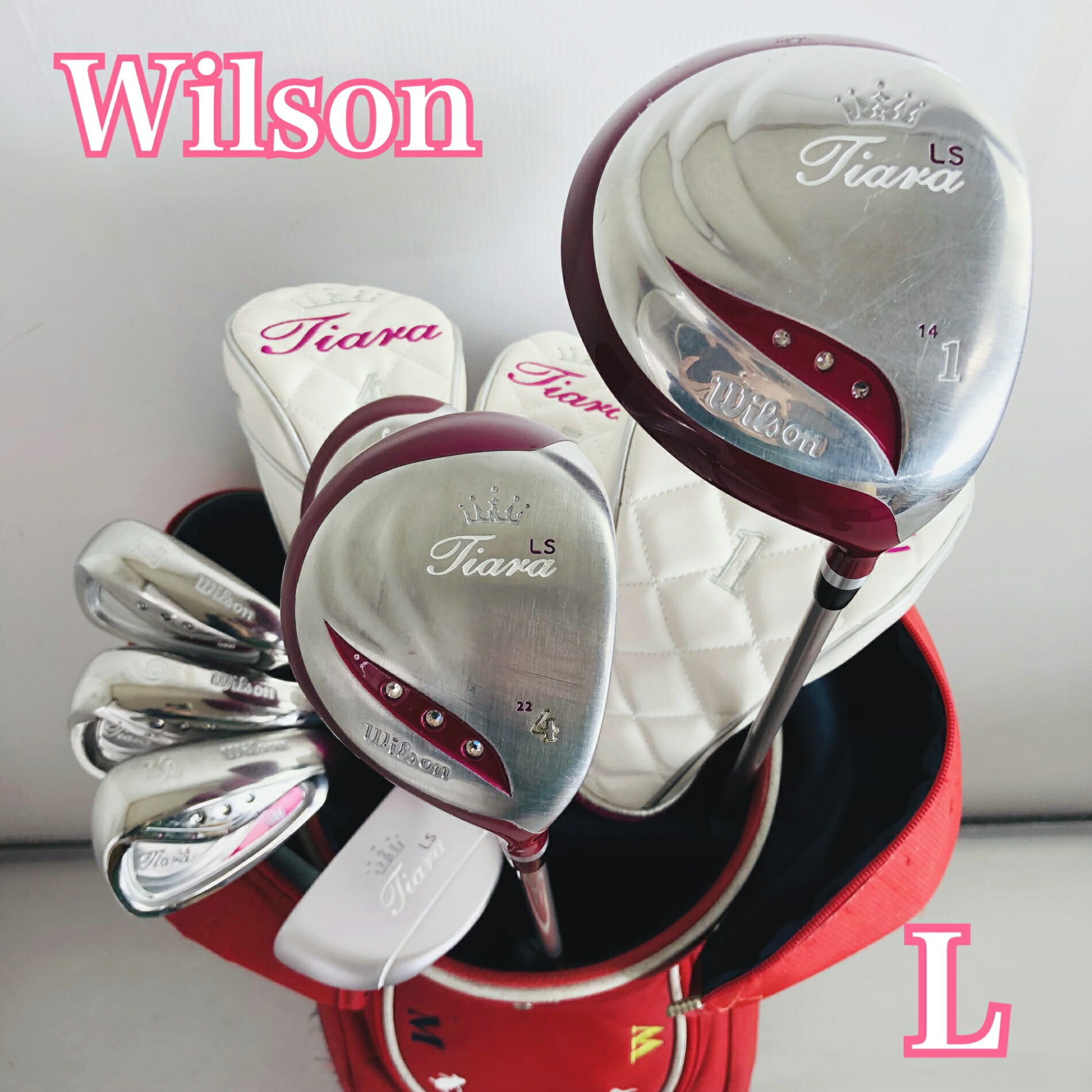 クラブはクリーニング済 レディース初心者向けセット パター付き ●メーカー Wilson ウィルソン ●モデル Tiara LS ティアラ 番手：1W、4W、5UT、7.9I、SW、PT 計7本 硬さ/フレックス:L 性別:女性レディース 利き腕：右利き ・キャディバッグ メーカー: Munsingwear マンシングウェア カートタイプ フードとカバン本体のジッパーの持ち手が一ヶ所ずつ欠損しております。 フードにひっかけキズ穴がございます。 中古品ですので傷汚れはこざいますが、まだまだお使いいただけます。 ヘッドカバー3つ付属 ※画像にある物が全てです。 ●状態 通常使用に伴うスレ傷はございますが、まだまだお使いいただけます。 グリップはそのままお使いいただけますがが気になるようでしたら交換してお使いください。 簡易クリーニング済み ※あくまでUsed品になりますので細かな傷、汚れはございます。画像にてご確認ください。 ★確認必須事項★ ※商品状態の感じ方には個人差がありますので、“中古品”という事をご理解いただき、神経質な方のご購入はご遠慮ください。 ※基本発送日は月、水、金曜日になります。 祝日等でイレギュラーが発生することもございます。 83Y-11-00001