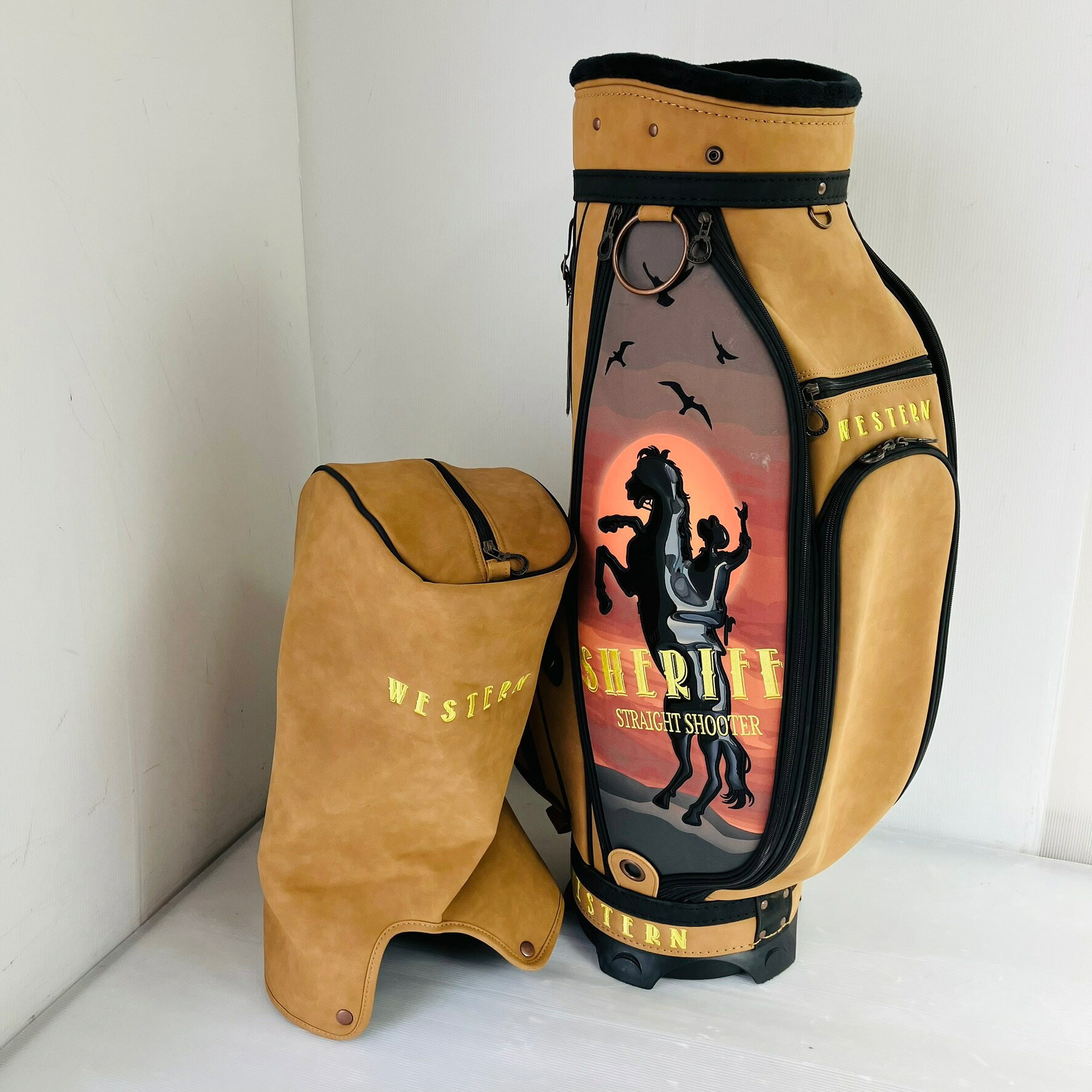 ●商品情報 SHERIFF シェリフ WESTERN ウエスタンシリーズ 9型 キャメル カートタイプ 数量限定100個 キャディバッグ ゴルフバッグ ゴルフ 初心者 入門 ※画像にある物が全てです。 ●状態ランクB 通常使用に伴うスレ、傷、汚れはございますが、まだまだお使いいただけます。 ※あくまでUsed品になりますので傷、汚れはございます。画像にてご確認ください。 簡易クリーニング済み S：新品・未使用品 A：非常に状態の良い・美品 B：使用感はあるが目立った傷や汚れのない・良品 C：目につくような傷や汚れがある・一般的な中古品 D：使用するのに問題はないが記載すべき傷、汚れや凹みなどがある ★確認必須事項★ ※商品状態の感じ方には個人差がありますので、“中古品”という事をご理解いただき、神経質な方のご購入はご遠慮ください。 ※基本発送日は月、水、金曜日になります。 祝日等でイレギュラーが発生することもございます。 20260721-38841