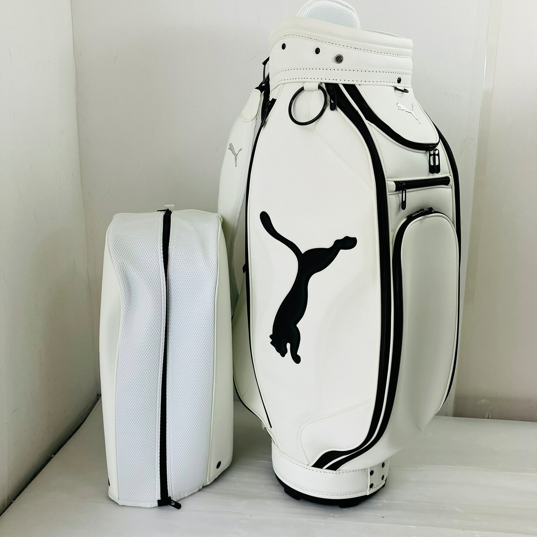 ●商品情報 PUMA プーマ ツアーライク メタルキャット 9型 ホワイト カートタイプ キャディバッグ ゴルフバッグ ゴルフ 初心者 入門 ※画像にある物が全てです。 ●状態 状態ランク：S 未使用保管品 ※保管時についた小傷やスレ、細かな汚れなどはご了承ください。 S：新品・未使用品 A：非常に状態の良い・美品 B：使用感はあるが目立った傷や汚れのない・良品 C：目につくような傷や汚れがある・一般的な中古品 D：使用するのに問題はないが記載すべき傷、汚れや凹みなどがある ★確認必須事項★ ※商品状態の感じ方には個人差がありますので、“中古品”という事をご理解いただき、神経質な方のご購入はご遠慮ください。 ※基本発送日は月、水、金曜日になります。 祝日等でイレギュラーが発生することもございます。