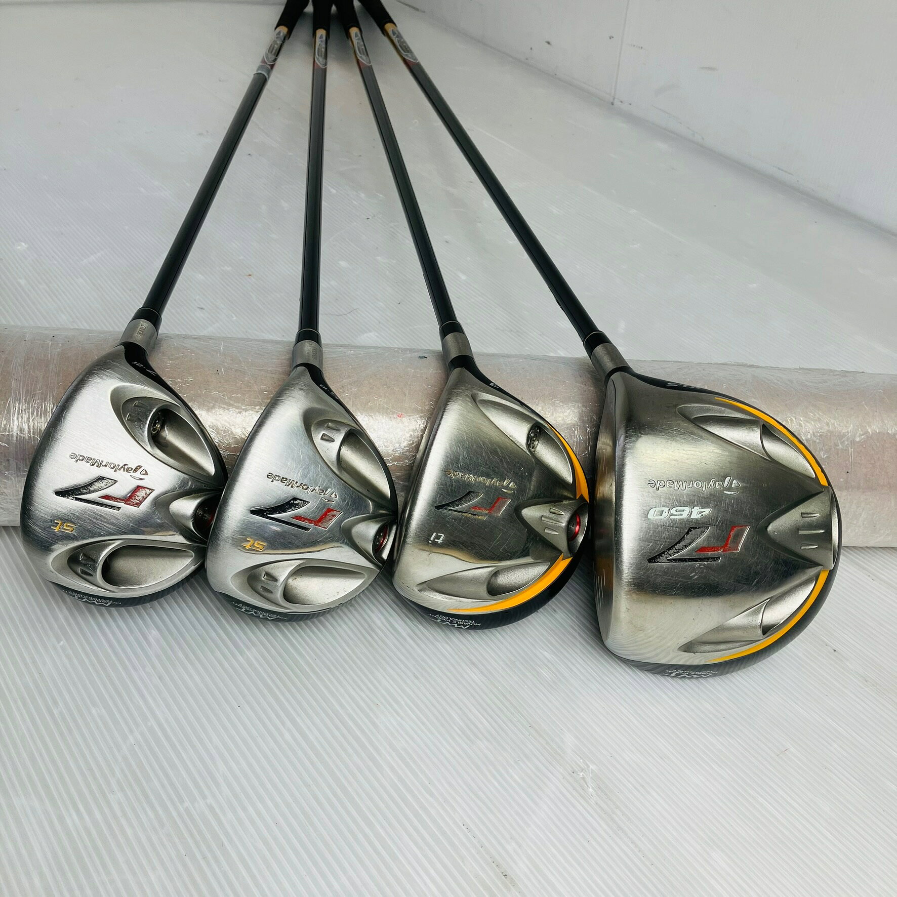 リユースネクスト楽天市場店の【保証付】【中古】キャディバッグ付 TaylorMade テーラーメイド r7 ゴルフクラブ フルセット ゴルフセット クラブセット メンズ 初心者 入門 右利き パター付 安価 EC-106｜アングル2