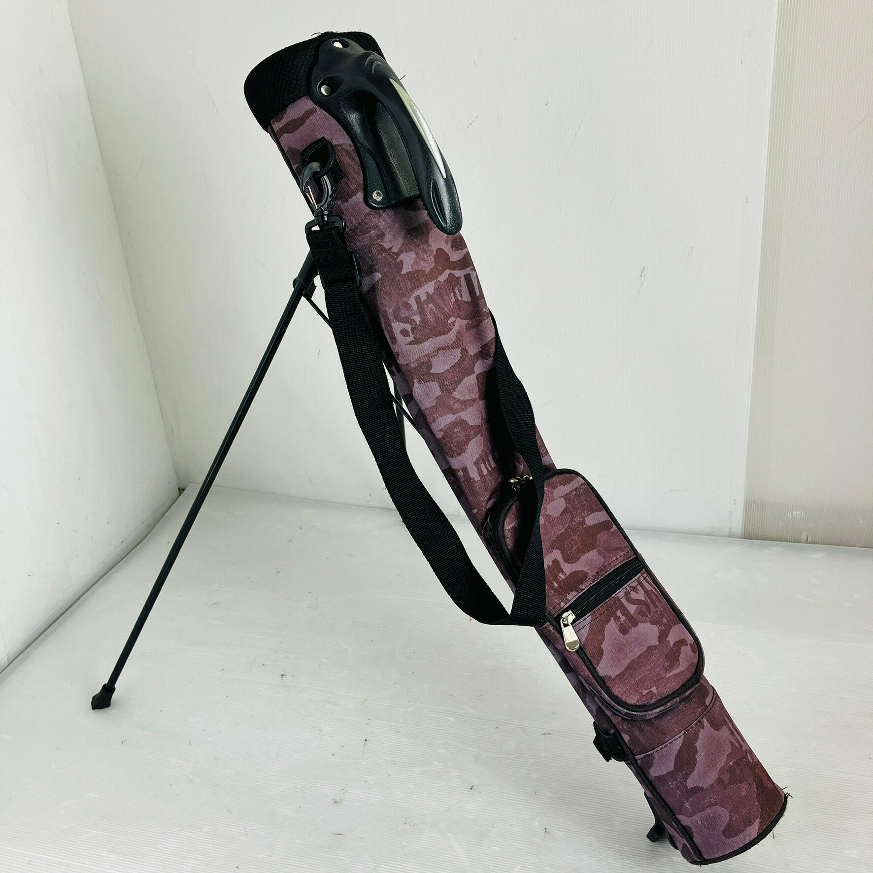 ●商品情報 カモフラ柄 迷彩 総柄 グレー系 セルフスタンド クラブケース クラブバッグ キャディバッグ ゴルフバッグ ゴルフ 初心者 入門 フードは付属いたしません。 ※画像にある物が全てです。 ●状態 状態ランク：C 通常使用に伴う、色褪せ、スレ、傷、汚れ、生地のほつれはございますが、まだまだお使いいただけます。 ※あくまでUsed品になりますので傷、汚れはございます。画像にてご確認ください。 簡易クリーニング済み S：新品・未使用品 A：非常に状態の良い・美品 B：使用感はあるが目立った傷や汚れのない・良品 C：目につくような傷や汚れがある・一般的な中古品 D：使用するのに問題はないが記載すべき傷、汚れや凹みなどがある ★確認必須事項★ ※商品状態の感じ方には個人差がありますので、“中古品”という事をご理解いただき、神経質な方のご購入はご遠慮ください。 ※基本発送日は月、水、金曜日になります。 祝日等でイレギュラーが発生することもございます。