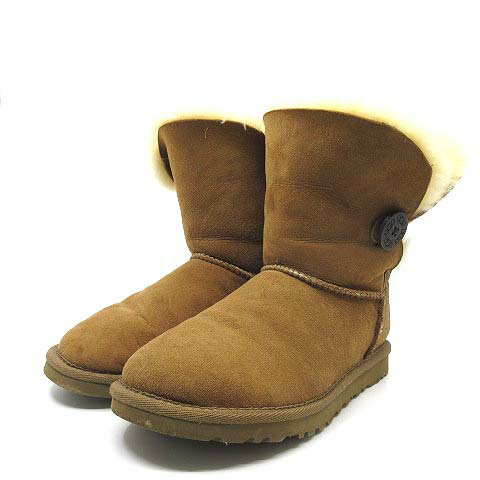 【中古】アグ オーストラリア UGG australia ベイリー ボタン BAILEY BUTTON ムートンブーツ 5803 チェスナット 23cm レディース 【ベクトル 古着】 240108ブランドアグ オーストラリア UGG australia表記サイズUSA 6 UK 4.5 EU 37 JAPAN 230実寸サイズ筒周り：29cm　筒高：18.5cm　ヒールの高さ：1.5cm　足首：33cm　　色チェスナット状態多少の色褪せ、シワ、薄汚れはありますが、問題なくご使用いただける商品です。 ※あくまでも中古品ですので掲載写真や記載内容をご確認いただき、ご理解の上ご購入ください。商品のお問い合わせの回答を休止しております。＊各商品ページの商品詳細等をご確認の上ご購入ください。【中古】アグ オーストラリア UGG australia ベイリー ボタン BAILEY BUTTON ムートンブーツ 5803 チェスナット 23cm レディース 【ベクトル 古着】 240108状態ランク　”AB”詳細については、下記および「状態ランクについて」ページをご覧ください。未使用・新品の商品ほぼ新品同様の商品使用感が少なく、かなり状態の良い商品使用感はあるが、傷や汚れの少ない商品使用感の他、傷や汚れが見られる商品かなり大きな傷みがある難あり商品※S〜CランクはUSED品となりますので、使用感をご理解の上でご入札下さい。状態ランクについてinformationブランドアグ オーストラリア UGG australia表記サイズUSA 6 UK 4.5 EU 37 JAPAN 230実寸サイズ筒周り：29cm　筒高：18.5cm　ヒールの高さ：1.5cm　足首：33cm　　色チェスナット状態多少の色褪せ、シワ、薄汚れはありますが、問題なくご使用いただける商品です。 ※あくまでも中古品ですので掲載写真や記載内容をご確認いただき、ご理解の上ご購入ください。商品のお問い合わせの回答を休止しております。＊各商品ページの商品詳細等をご確認の上ご購入ください。本商品は一点物です他サイトや店舗にて販売している商品です。多少のお時間差にて欠品になることもございます。予めご了承頂ますようお願い致します。ベクトル・サイズガイドはこちらこの商品と同じブランドの商品を見る