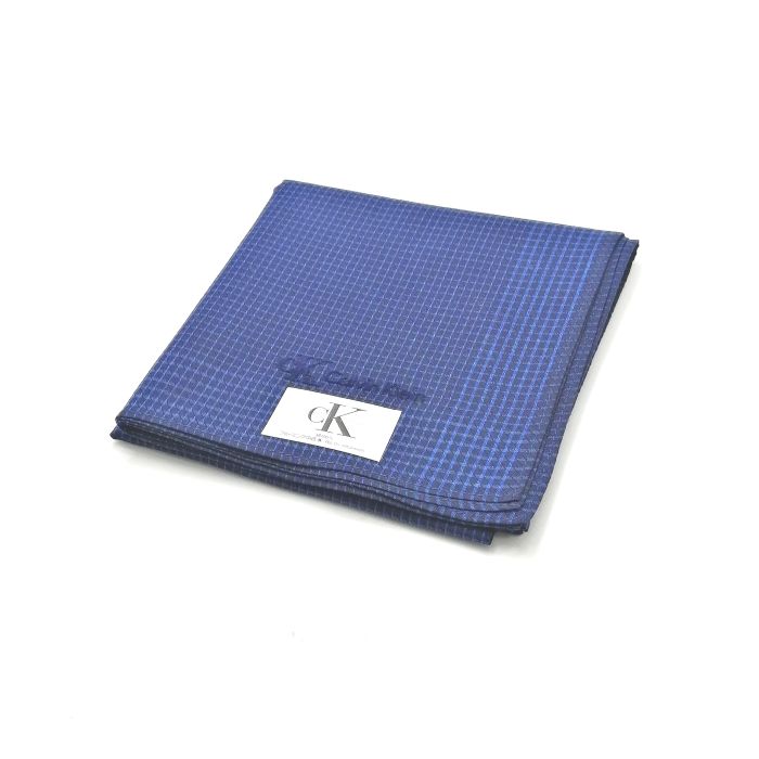 商品情報素材/カラー綿/ネイビー系サイズ/寸法縦x横…約51x50（センチ）※多少の誤差はご了承下さいませ。ランクN下記をご参照くださいませ。商品説明※未使用品のみの販売となりますが、納品時の折り畳み方がそれぞれ異なります。納品時の状態での発送となり、畳みシワがありますことをご理解、ご了承の程、宜しくお願い致します。※付属品はつきません。ご了承くださいませ。注意※洗濯は、お近くのクリーニング専門店を推奨します。※当店は、ラッピングサービスは行っておりません。予めご了承くださいませ。※配送日時指定はできません。●お急ぎの場合は、宅急便（別途送料がかかります）も受け付けております。●代金引換も承っております。（別途、送料と代金引換手数料がかかります）※ご購入の前に、お問い合わせ欄より宅急便を希望の旨、ご連絡くださいます様、宜しくお願い致します。会社概要の、返品・中古品に関しましてを必ずご確認頂き、ご注文頂きます様、お願い致します。ランク表N…未使用品S…数回程度の使用で、汚れ等がない極美品SA…使用感・汚れが少なく、綺麗なお品A…使用感・汚れ・小キズは若干ありますが、状態良好なお品AB…多少、使用感・汚れはありますが、通常使用には問題ないお品B…使用感・汚れはありますが、通常使用には問題ないお品BC…使用感が多くみられる商品ですが、ご使用には問題の無いお品C…かなり使用感・汚れがあり、場合によっては、お直しが必要なお品J…難有のお品（ジャンク品）メール便対応OK【売れ筋】【大処分】【未使用ハンカチ】CalvinKleinカルバンクラインハンカチ【ネイビー系】 バーバリーのハンカチも続々展開中♪ 大人気ブランド♪カルバンクライン ベースネイビー系です。シンプルデザイン(^^)/このご時世、衛生面においても気になりますよね…1枚あれば、エアタオル、ペーパータオルの使用に抵抗ある方や、応急用マスクとして口に当てることにも抵抗なし(^^)/このご時世ならではの必須アイテムの一つ( ｀ー´)ノこの機会に是非どうぞ(^O^)／※未使用品のみの販売となりますが、納品時の折り畳み方がそれぞれ異なります。納品時の状態での発送となり、畳みシワがありますことをご理解、ご了承の程、宜しくお願い致します。※付属品はつきません。ご了承くださいませ。 シンプルデザイン(*^^*) 紺カラー(^^)/ 安心の日本製です cK好きな方 デザインにこだわりのある方 紺系をお探しの方 ご来店、誠に有難うございます。 服飾雑貨リスト　店長高橋です。 10月…去年の季節外れの暑さは何だったんでしょうか… 朝晩はかなり冷え込み、毛布をかけないとさすがに寒いです… 日々の体調管理は徹底しなければなりませんね(^^;) 日本を支えるビジネスマンの皆さま、日々の激務、本当にお疲れ様です ^^) _旦~~ さて、ほとんどの企業様はクールビズ終了で、移行期間に入るかと思います。 ブランド品は（ネクタイもそうですが…）価格がかなり上がってる印象です。 ネクタイの準備はできていますか？ 中古も相場は上がりつつありますが、当店はなんとか価格帯を維持しつつ 様々なブランドを取り扱っていきたいと思います。 中古品は基本1点ものです。見つけた時が買い時♪ぜひ一度ご覧下さいませ。 ちょこっとPR(*^^)v 楽天トップページ検索窓より、【中古ネクタイ】と入力 （【】スペース不要）すれば、当店のネクタイがズラッと出ます(^^)/ 3日〜7日以内にお届け1