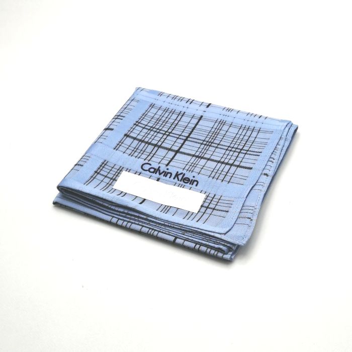 商品情報素材/カラー綿/ブルー系サイズ/寸法縦x横…約50x50（センチ）※多少の誤差はご了承下さいませ。ランクN下記をご参照くださいませ。商品説明※未使用品のみの販売となりますが、納品時の折り畳み方がそれぞれ異なります。納品時の状態での発送となり、畳みシワがありますことをご理解、ご了承の程、宜しくお願い致します。※付属品はつきません。ご了承くださいませ。注意※洗濯は、お近くのクリーニング専門店を推奨します。※当店は、ラッピングサービスは行っておりません。予めご了承くださいませ。※配送日時指定はできません。●お急ぎの場合は、宅急便（別途送料がかかります）も受け付けております。●代金引換も承っております。（別途、送料と代金引換手数料がかかります）※ご購入の前に、お問い合わせ欄より宅急便を希望の旨、ご連絡くださいます様、宜しくお願い致します。会社概要の、返品・中古品に関しましてを必ずご確認頂き、ご注文頂きます様、お願い致します。ランク表N…未使用品S…数回程度の使用で、汚れ等がない極美品SA…使用感・汚れが少なく、綺麗なお品A…使用感・汚れ・小キズは若干ありますが、状態良好なお品AB…多少、使用感・汚れはありますが、通常使用には問題ないお品B…使用感・汚れはありますが、通常使用には問題ないお品BC…使用感が多くみられる商品ですが、ご使用には問題の無いお品C…かなり使用感・汚れがあり、場合によっては、お直しが必要なお品J…難有のお品（ジャンク品）メール便対応OK【売れ筋】【大処分】【未使用ハンカチ】CalvinKleinカルバンクラインハンカチ【ブルー系】 バーバリーのハンカチも続々展開中♪ 大人気ブランド♪カルバンクライン ベースライトブルー系です。人気のチェックデザイン(^^)/このご時世、衛生面においても気になりますよね…1枚あれば、エアタオル、ペーパータオルの使用に抵抗ある方や、応急用マスクとして口に当てることにも抵抗なし(^^)/このご時世ならではの必須アイテムの一つ( ｀ー´)ノこの機会に是非どうぞ(^O^)／※未使用品のみの販売となりますが、納品時の折り畳み方がそれぞれ異なります。納品時の状態での発送となり、畳みシワがありますことをご理解、ご了承の程、宜しくお願い致します。※付属品はつきません。ご了承くださいませ。 チェックデザイン(*^^*) ライトブルーカラー(^^)/ 安心の日本製です cK好きな方 デザインにこだわりのある方 青系をお探しの方 ご来店、誠に有難うございます。 服飾雑貨リスト　店長高橋です。 10月…去年の季節外れの暑さは何だったんでしょうか… 朝晩はかなり冷え込み、毛布をかけないとさすがに寒いです… 日々の体調管理は徹底しなければなりませんね(^^;) 日本を支えるビジネスマンの皆さま、日々の激務、本当にお疲れ様です ^^) _旦~~ さて、ほとんどの企業様はクールビズ終了で、移行期間に入るかと思います。 ブランド品は（ネクタイもそうですが…）価格がかなり上がってる印象です。 ネクタイの準備はできていますか？ 中古も相場は上がりつつありますが、当店はなんとか価格帯を維持しつつ 様々なブランドを取り扱っていきたいと思います。 中古品は基本1点ものです。見つけた時が買い時♪ぜひ一度ご覧下さいませ。 ちょこっとPR(*^^)v 楽天トップページ検索窓より、【中古ネクタイ】と入力 （【】スペース不要）すれば、当店のネクタイがズラッと出ます(^^)/ 3日〜7日以内にお届け1