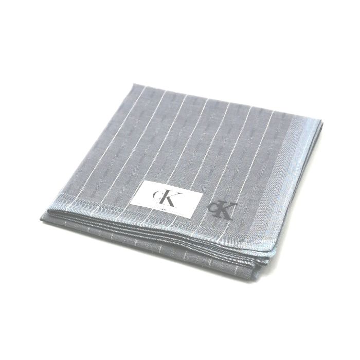 商品情報素材/カラー綿/ブルーグレー系サイズ/寸法縦x横…約49x49（センチ）※多少の誤差はご了承下さいませ。ランクN下記をご参照くださいませ。商品説明※未使用品のみの販売となりますが、納品時の折り畳み方がそれぞれ異なります。納品時の状態での発送となり、畳みシワがありますことをご理解、ご了承の程、宜しくお願い致します。※付属品はつきません。ご了承くださいませ。注意※洗濯は、お近くのクリーニング専門店を推奨します。※当店は、ラッピングサービスは行っておりません。予めご了承くださいませ。※配送日時指定はできません。●お急ぎの場合は、宅急便（別途送料がかかります）も受け付けております。●代金引換も承っております。（別途、送料と代金引換手数料がかかります）※ご購入の前に、お問い合わせ欄より宅急便を希望の旨、ご連絡くださいます様、宜しくお願い致します。会社概要の、返品・中古品に関しましてを必ずご確認頂き、ご注文頂きます様、お願い致します。ランク表N…未使用品S…数回程度の使用で、汚れ等がない極美品SA…使用感・汚れが少なく、綺麗なお品A…使用感・汚れ・小キズは若干ありますが、状態良好なお品AB…多少、使用感・汚れはありますが、通常使用には問題ないお品B…使用感・汚れはありますが、通常使用には問題ないお品BC…使用感が多くみられる商品ですが、ご使用には問題の無いお品C…かなり使用感・汚れがあり、場合によっては、お直しが必要なお品J…難有のお品（ジャンク品）メール便対応OK【売れ筋】【大処分】【未使用ハンカチ】CalvinKleinカルバンクラインハンカチ【ブルーグレー系】 バーバリーのハンカチも続々展開中♪ 大人気ブランド♪カルバンクライン ベーブルーグレー系です。シンプルなデザイン(^^)/このご時世、衛生面においても気になりますよね…1枚あれば、エアタオル、ペーパータオルの使用に抵抗ある方や、応急用マスクとして口に当てることにも抵抗なし(^^)/このご時世ならではの必須アイテムの一つ( ｀ー´)ノこの機会に是非どうぞ(^O^)／※未使用品のみの販売となりますが、納品時の折り畳み方がそれぞれ異なります。納品時の状態での発送となり、畳みシワがありますことをご理解、ご了承の程、宜しくお願い致します。※付属品はつきません。ご了承くださいませ。 シンプルなデザイン(*^^*) ブルーグレーカラー(^^)/ 安心の日本製です cK好きな方 デザインにこだわりのある方 ブルーグレー系をお探しの方 ご来店、誠に有難うございます。服飾雑貨リスト　店長高橋です。8月…猛暑というか湿気が…除湿にしても電気代が怖いです…でも熱中症になってしまっては本末転倒(^^;)今月も自分の仕事を全力で頑張っていきます(^^)/日本を支えるビジネスマンの皆さま、日々の激務、本当にお疲れ様です ^^) _旦~~暑い日が続いています(^-^;ハンカチ、タオルハンカチ、ウオッシュ・フェイスタオル♪予備はありますか？暑い時期は何枚かは持っておきたいですよね♪当店では、既に生産終了しているバーバリー・セリーヌ・サンローランのハンカチを全国からかき集め、販売しております。ほとんどが1点物( ｀ー´)ノ見つけた時が買い時です♪ぜひこの機会にどうぞ♪廃盤香水も取り扱っていますが、仕入れ値がかなり上がっています…数か月前よりかなり上がっていますので、今後も値上がり傾向は続くと思われます。物自体も少なくなっており、入手困難な商品は見つけた時が買い時♪この機会にぜひゲットしてください(^^)/ちょこっとPR(*^^)v楽天トップページ検索窓より、【バーバリー　ハンカチ】と入力（【】不要）すれば、当店のハンカチがズラッと出ます(^^)/ 3日〜7日以内にお届け1